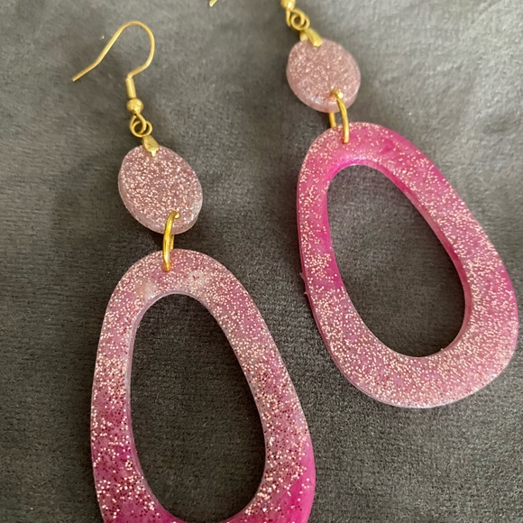 Dangle resin pink lightweight earrings - Picture 2 of 3